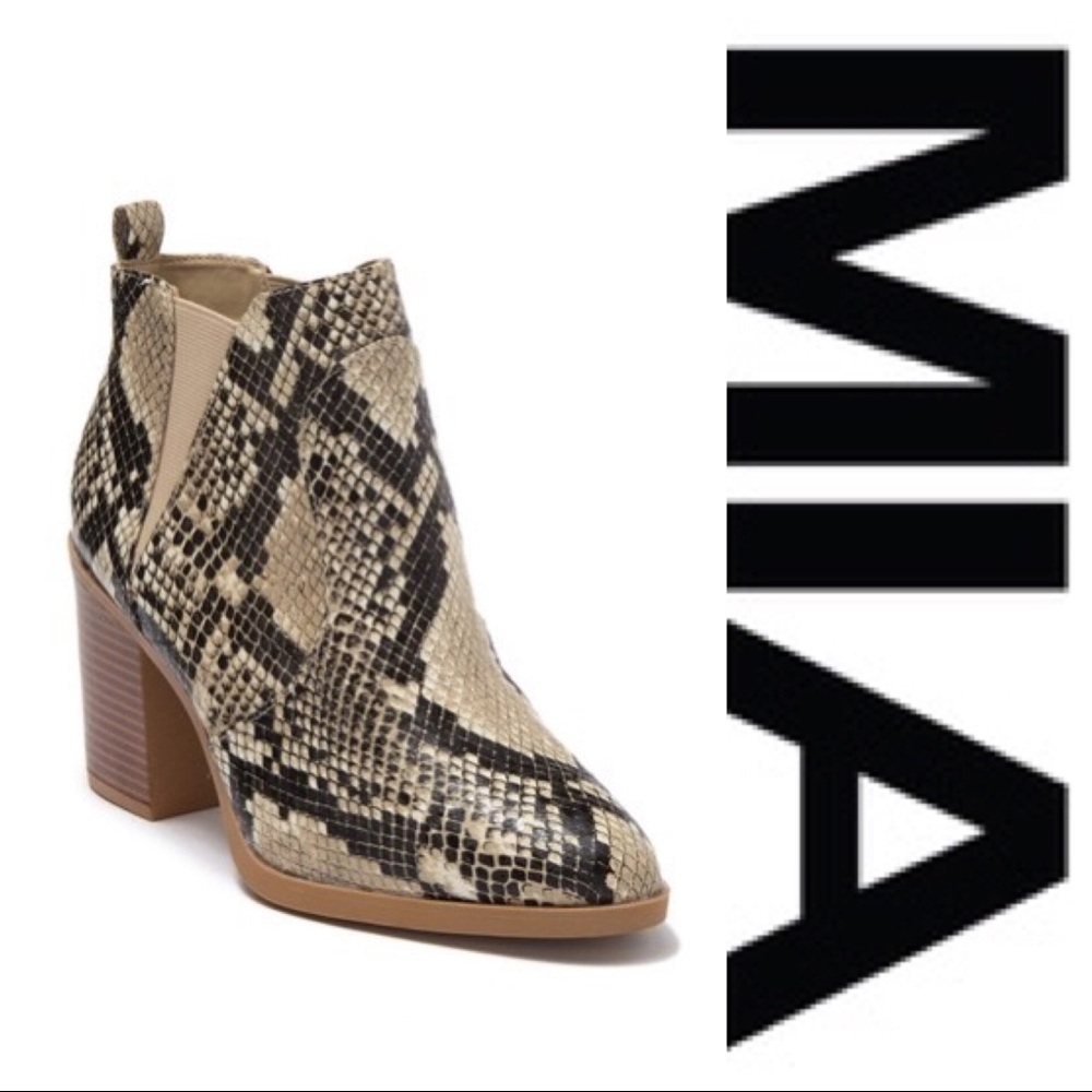 Mia Julissa Chelsea Boots Sz 7.5 snakeskin booties
